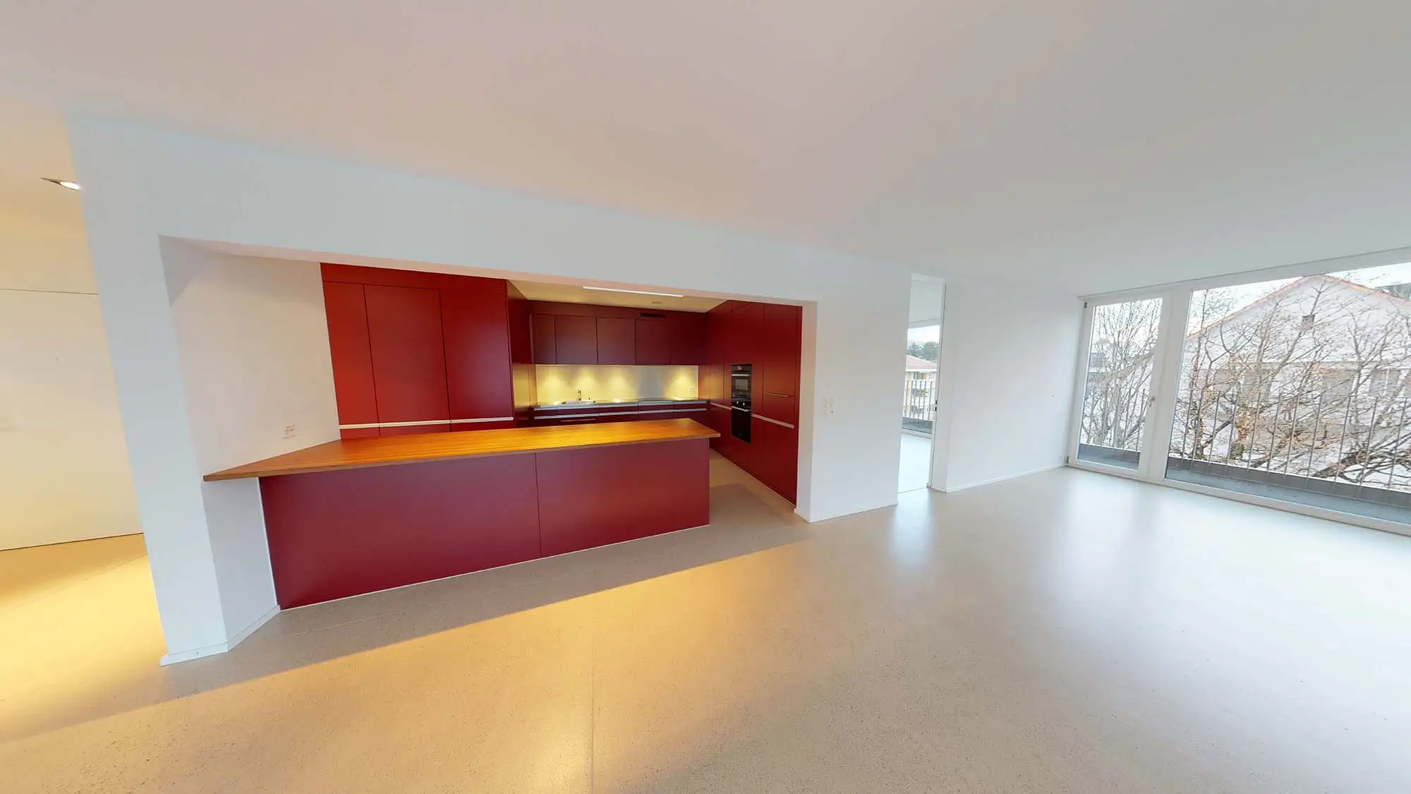 Innenaufnahme moderner Küche mit roter Küchenzeile